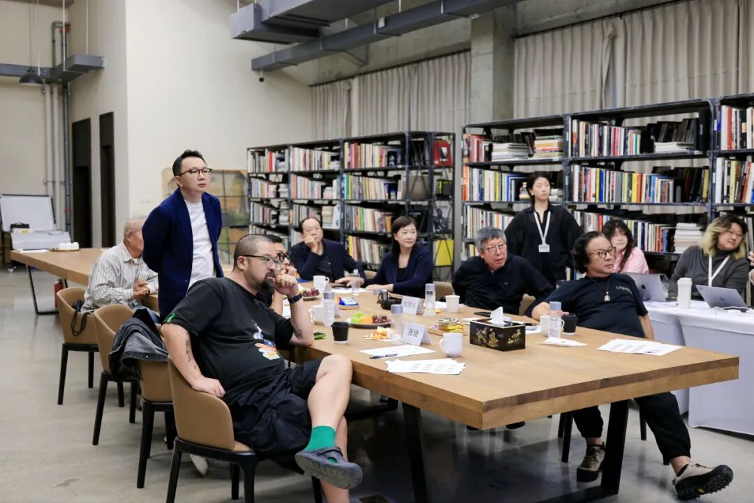 学术委员会就参展作品展开交流讨论
