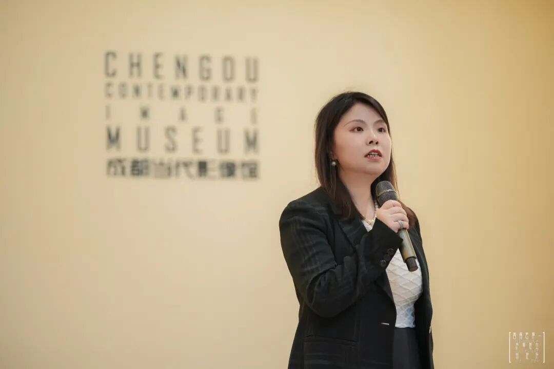 策展人陈姣皎于展览开幕式现场，成都当代影像馆，2026
